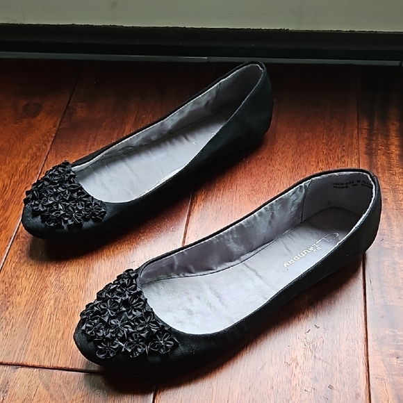 Black Floral Women's Flats - Picture 2 of 8